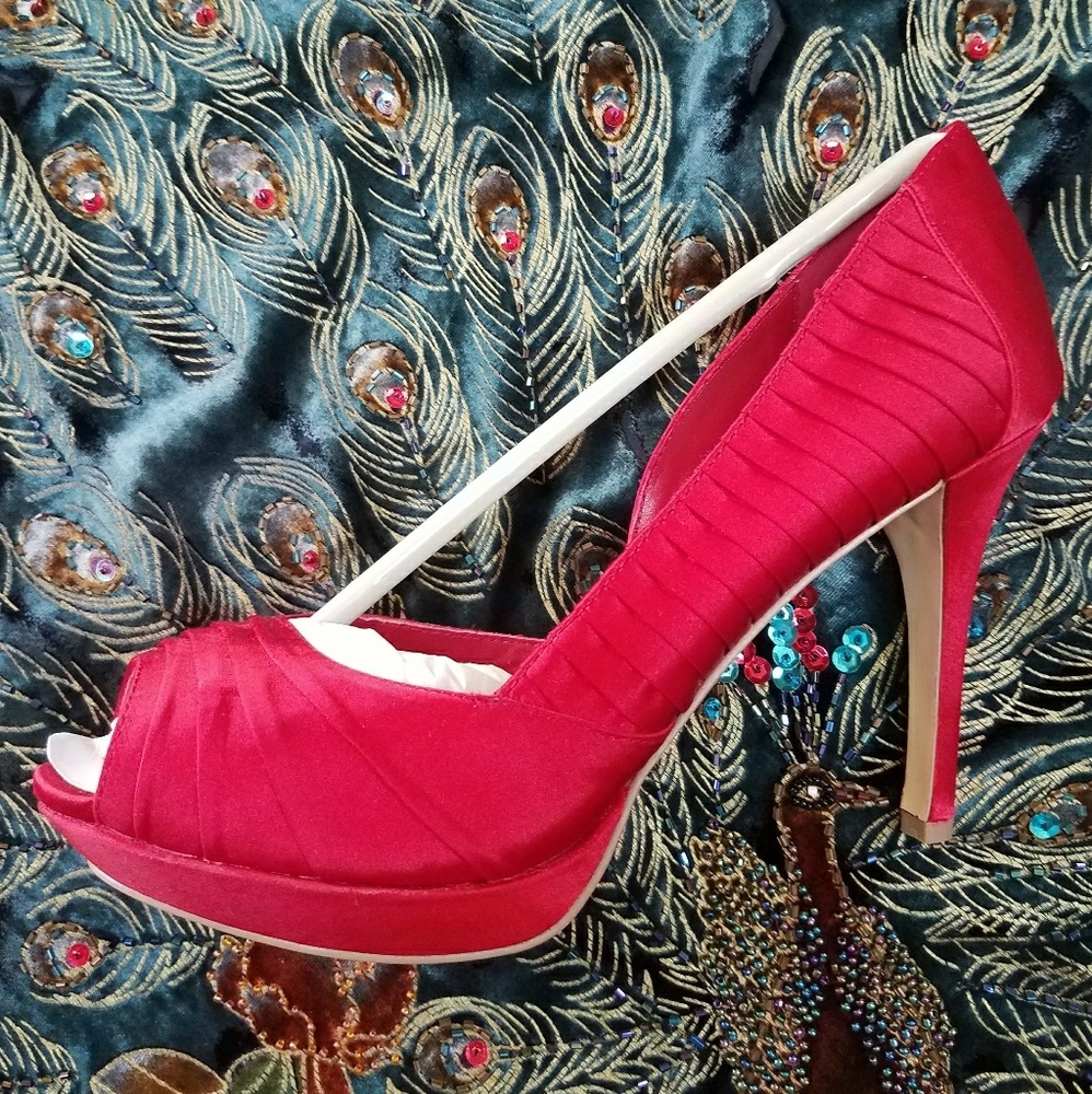 NWB RED Satin Pumps! Size 8⚘